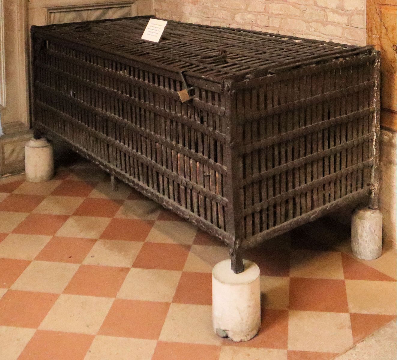 Käfig aus dem Mittelalter, in dem Lukas' Gebeine verwahrt wurden, in der Basilika Santa Giustina in Padua