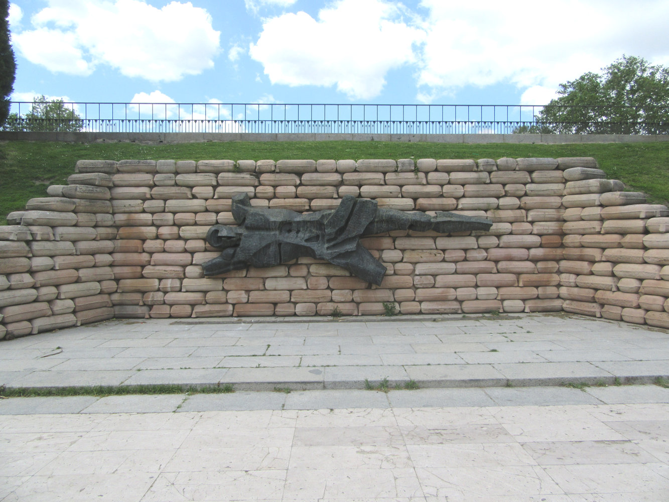 Denkmal für die Opfer in der ehemaligen Montaña-Kaserne in Madrid, 1972. Deren Soldaten hatten auf Befehl ihres den Franco-Aufständischen anhängenden Generals einen Aufstand gegen ihre republikanische Regierung versucht, der blutig niedergeschlagen wurde und etwa 700 Todesopfer forderte