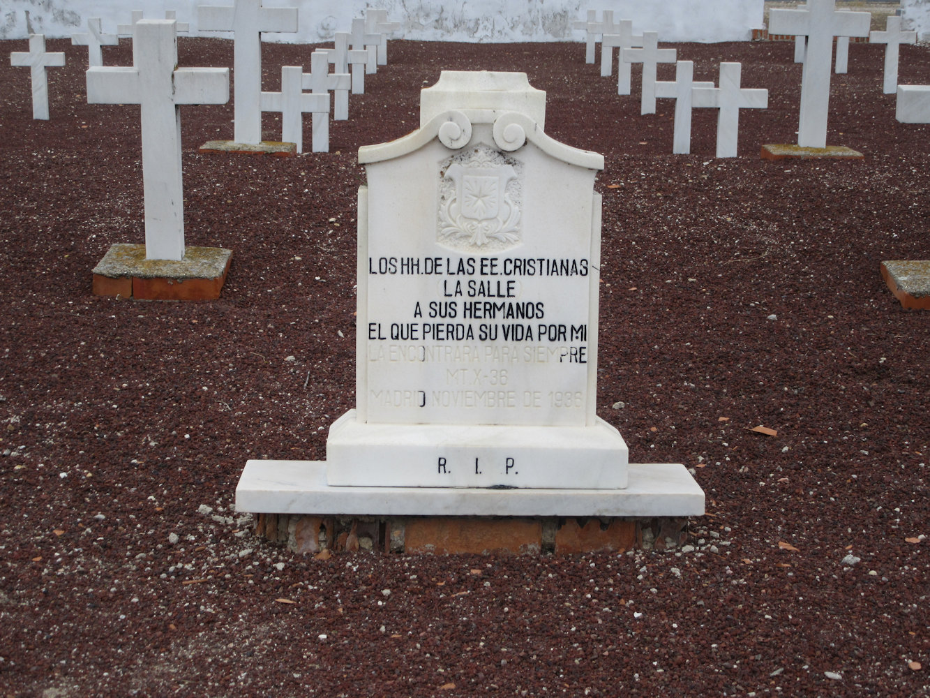 Gedenkstein für die Christlichen Schulbrüfer von Johannes-Baptist de La Salle auf dem Märtyrerfriedhof Paracuellos del Jamara