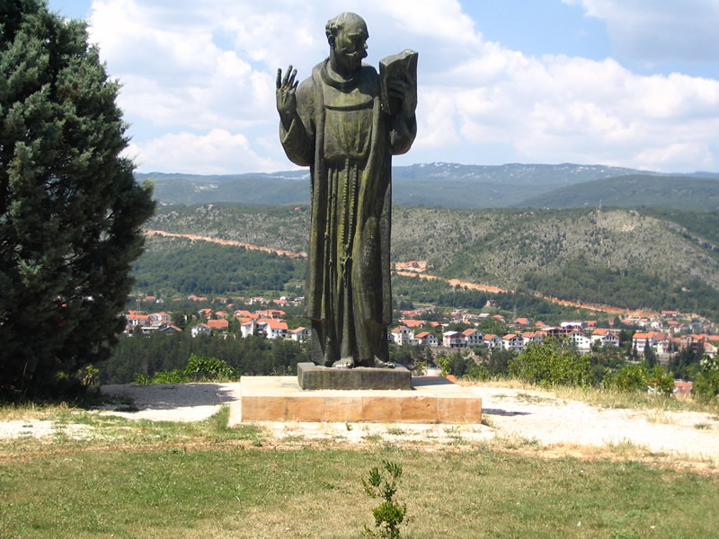 Franziskaner-Denkmal oberhalb Široki Brijeg.