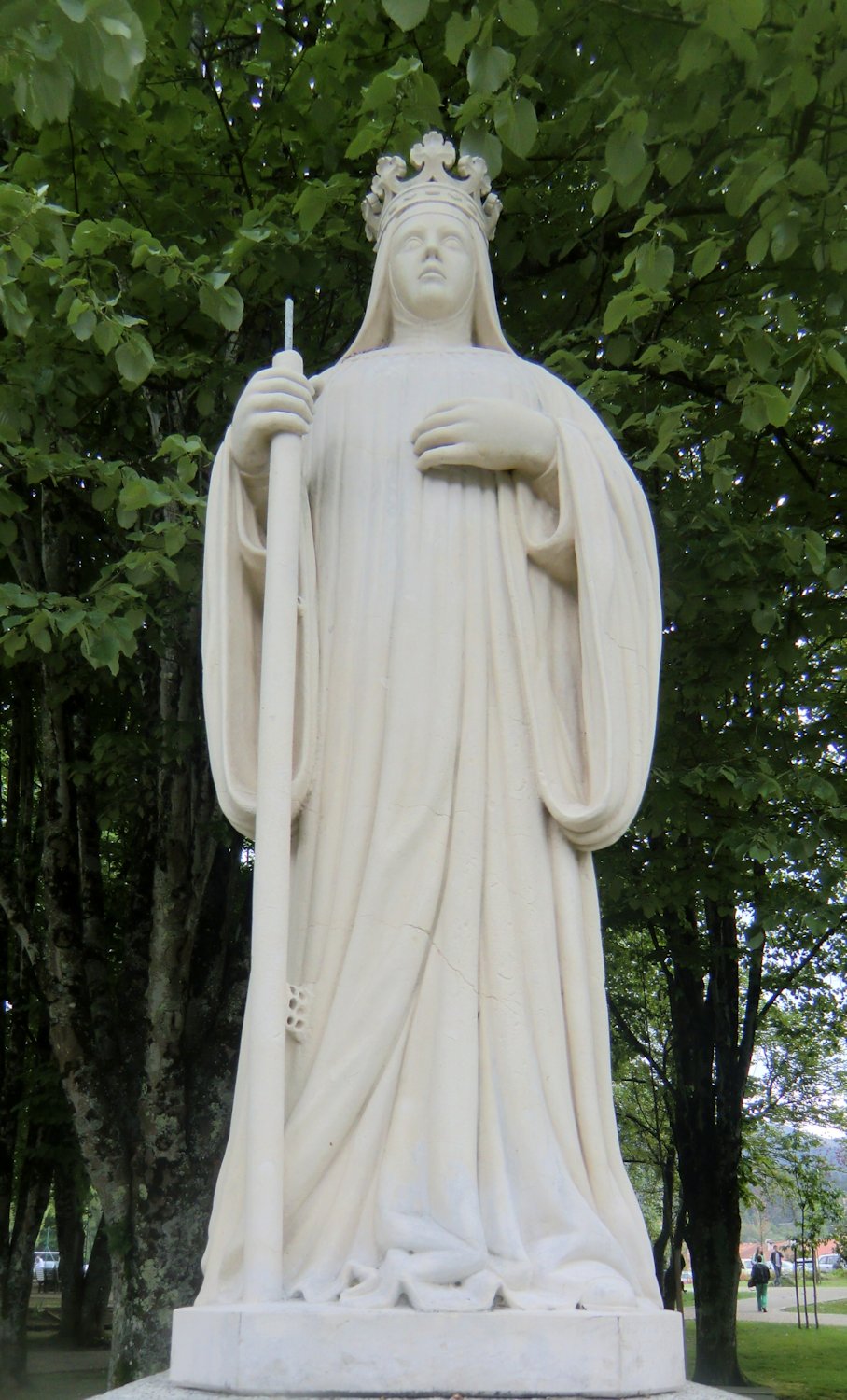 Statue im Park am Kloster in Arouca