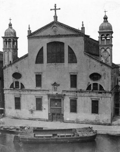 Bild der Kirche Santa Lucia, aufgenommen kurz vor dem Abriss, an der Stelle der früheren Kirche Santa Lucia aufgestellt im Bahnhof in Venedig