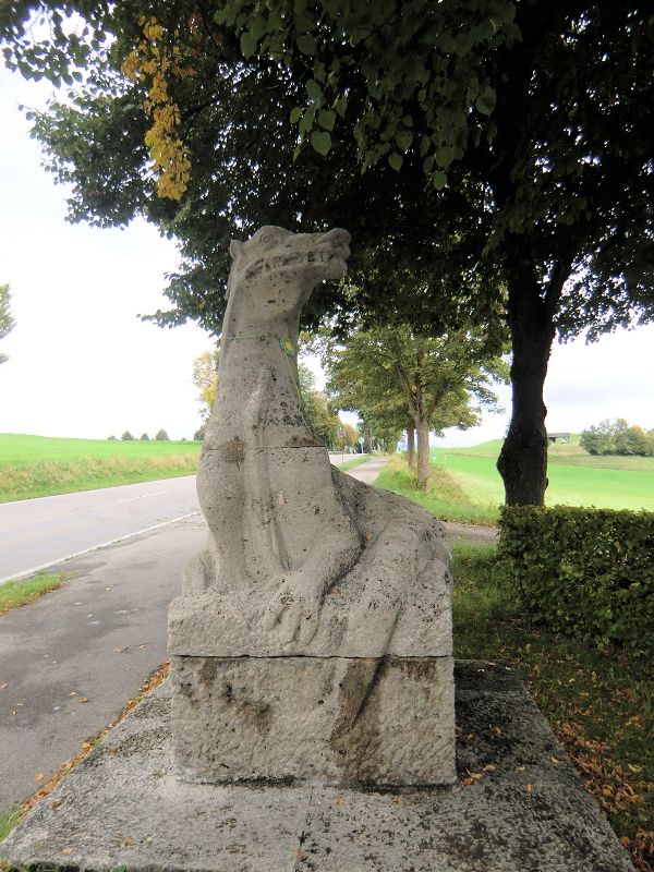 Drachen-Denkmal an der Brücke über die Schlucht in Roßhaupten