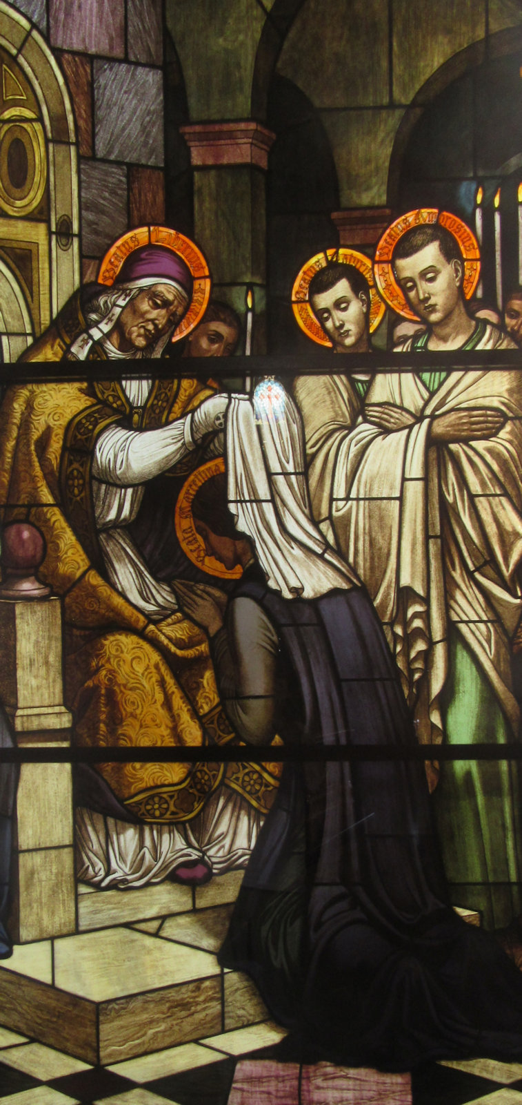 Der römische Bischof Liberius segnet Marcellina mit der Jungfrauenweihe, Glasfenster, um 1937, im Santuario der „Schwestern der Liebe” in Lovere