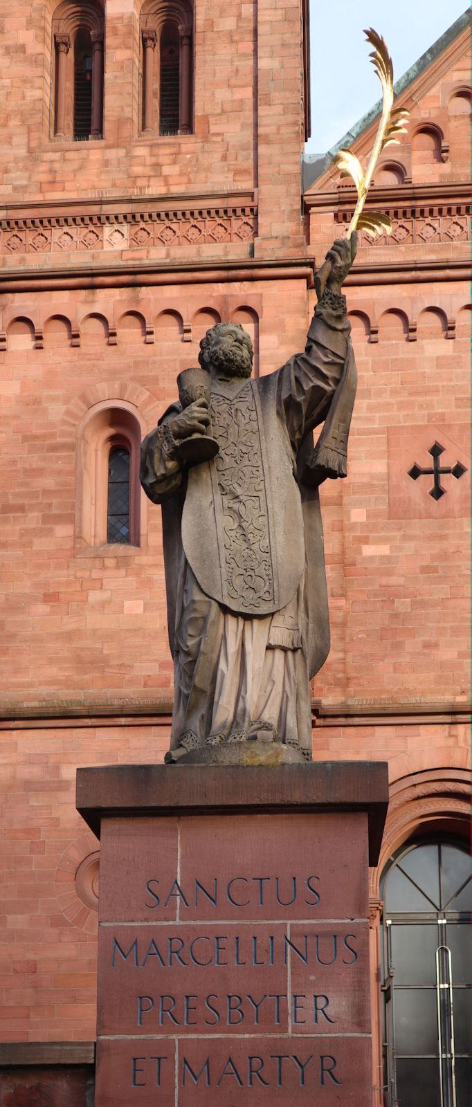 Statue vor der ehemaligen Klosterkirche in Seligenstadt
