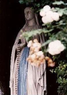 Marienstatue in der Grotte Massabielle in Lourdes
