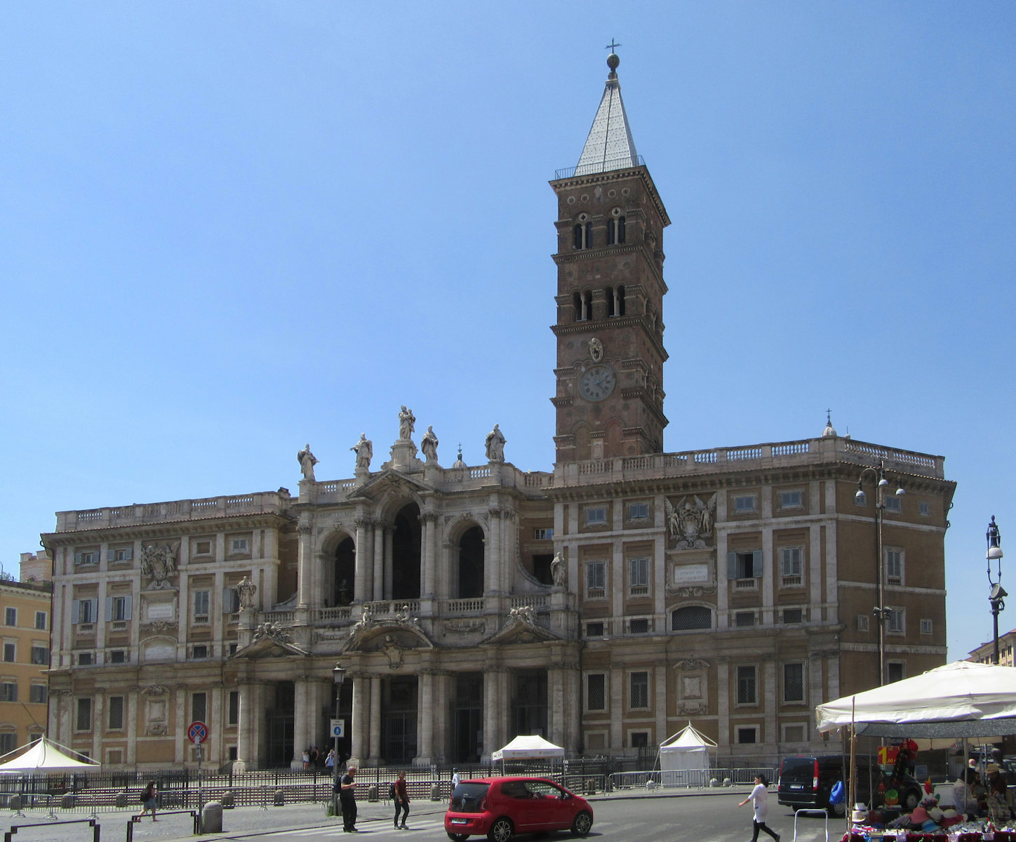 Hauptfassade der Basilika Santa Maria Maggiore in Rom mit dem höchsten Kirchturm der Stadt
