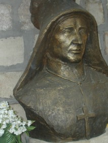 Bronzestatue von Padre Stefano Pigini
