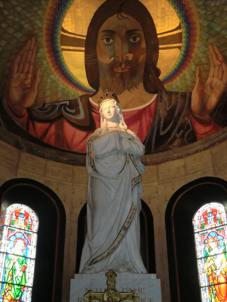 gekrönte Maria, auf dem Altar in der Kirche des Sanktuariums La Salette