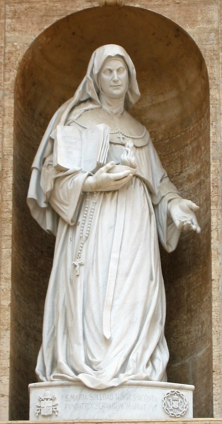 Statue an der Südfassade des Petersdoms in Rom
