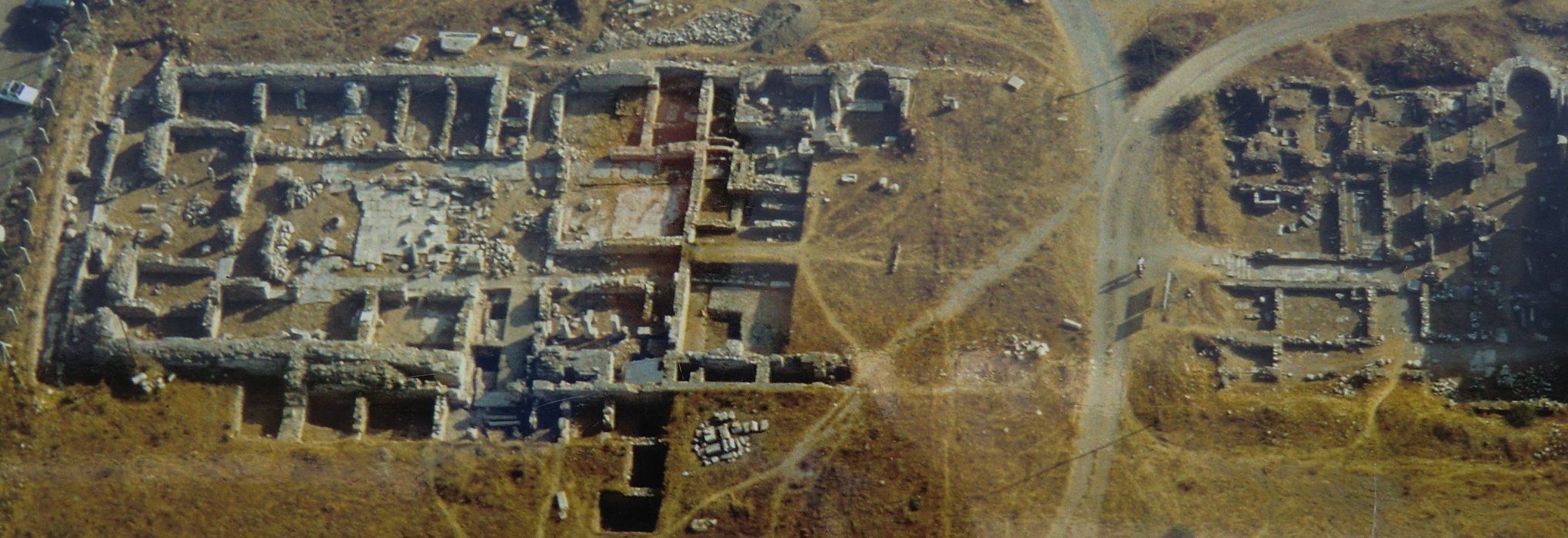 Luftbild der Ruinen des Bischofspalastes (links) neben dem östlichen Teil der Marienkirche (rechts)