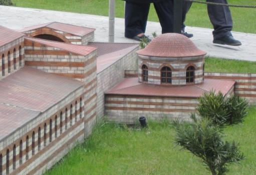 Detail aus der Rekonstruktion der  Marienkirche im Freizeitpark Miniaturk in Ístanbul
