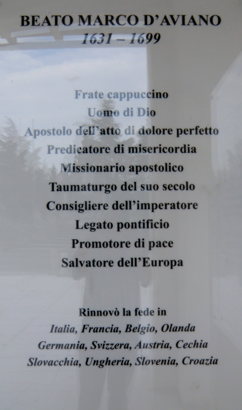 Inschrift am Pilgerzentrum in Vilotta d'Aviano