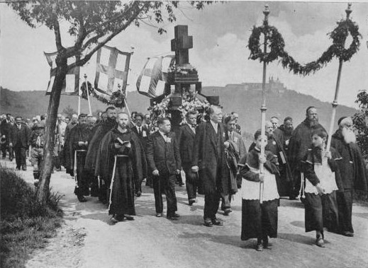 Bild aus der ständestaatlichen Propagandazeitung „die Bilder-Woche”, Nr. 23 von 1935: das Kreuz, das Markus 1683 dem Entsatzheer vorangetragen haben soll, wird in einer Prozession vom Kahlenberg bei Wien in die Stadt getragen