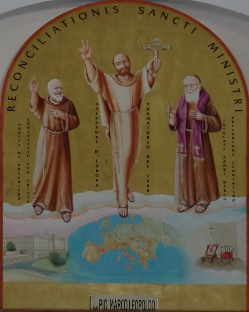 Ikone <q>Wiedervereinigung</q> der heiligen Diener Padre Pio (links), Marco und Leopold von Castelnuovo, im Pilgerzentrum in Vilotta d'Aviano