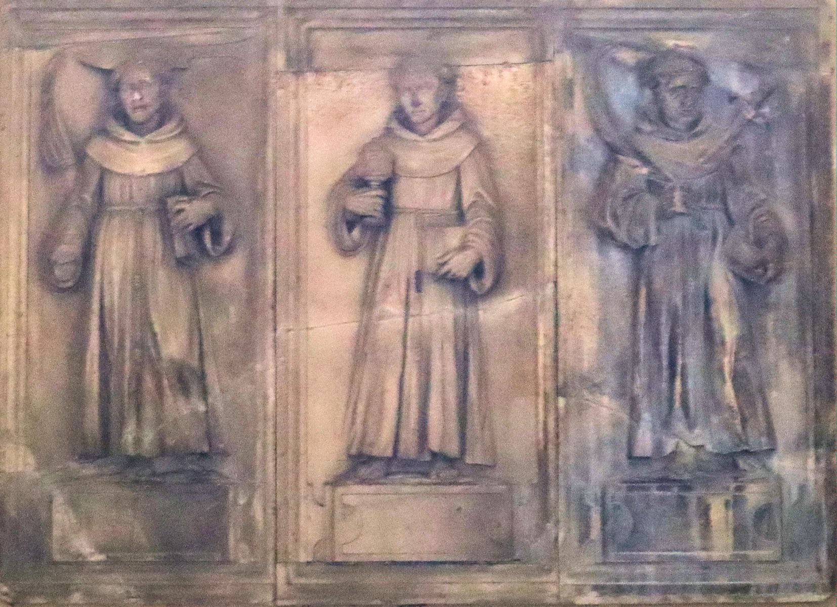 Reliefs mit Accursius (links), Bernhardin von Siena (Mitte) und Otho, in der Kirche Santa Chiara in Neapel