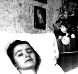 Marthe Robin in ihrem Bett in Châteauneuf-de-Galaure