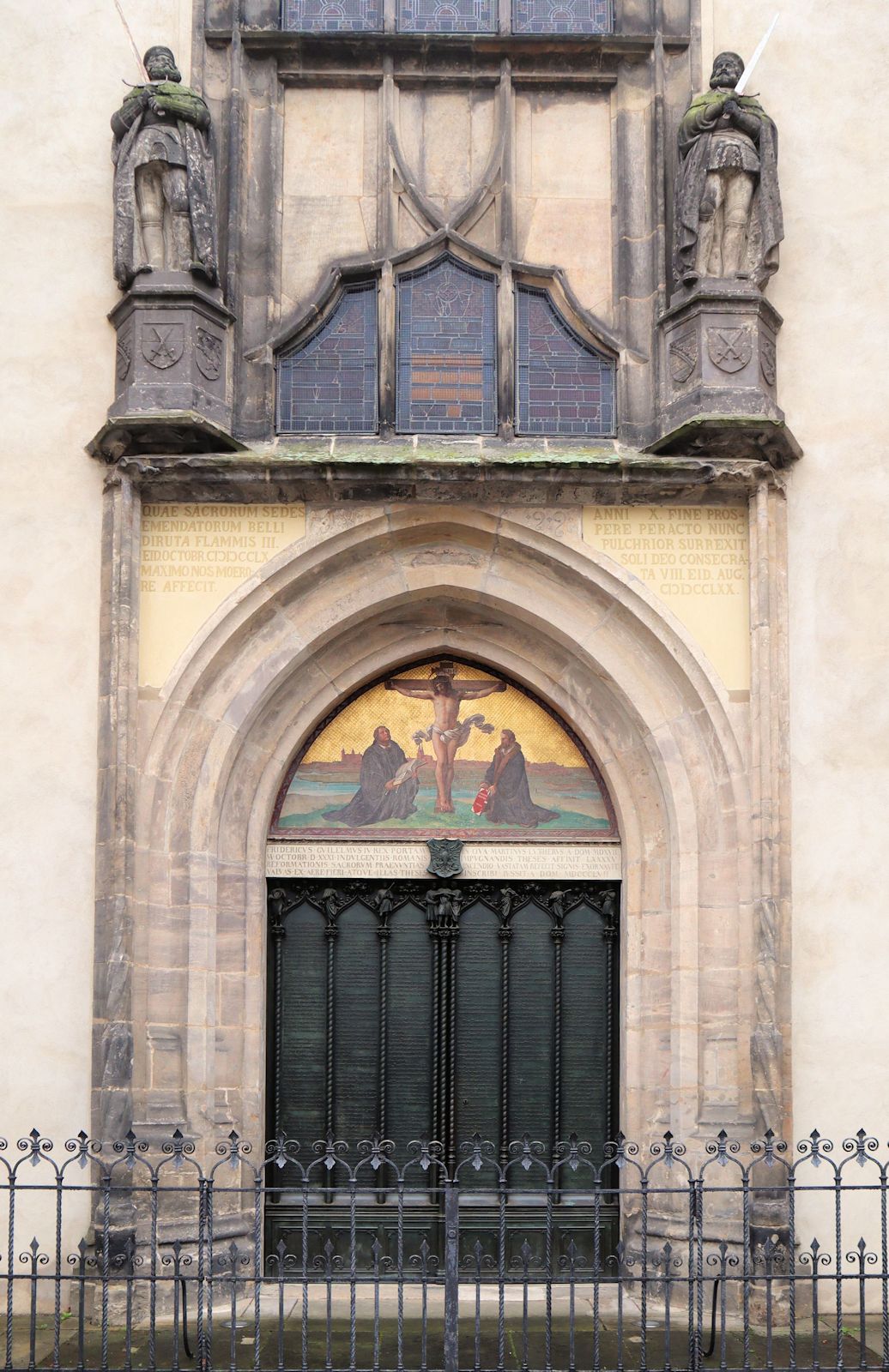 Die Tür der Schlosskirche in Wittenberg, an der Martin Luther - der Überlieferung zufolge - seine Thesen anschlug. Die originale Holztür ging 1760 bei einem Brand verloren; 1858 stiftete der preußische König Friederich Wilhelm IV. die heutige Bronzetür, auf der die 95 Thesen im Relief dargestellt sind.
