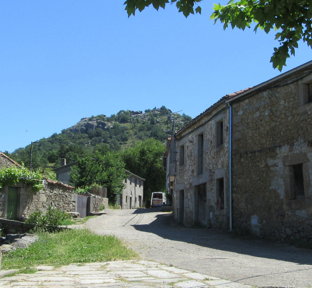 Blick auf das Haus der „Vereinigung der Töchter Mariens” (halblinks) im Dorf in Navalmoral bei Béjar in der Provinz Salamanca
