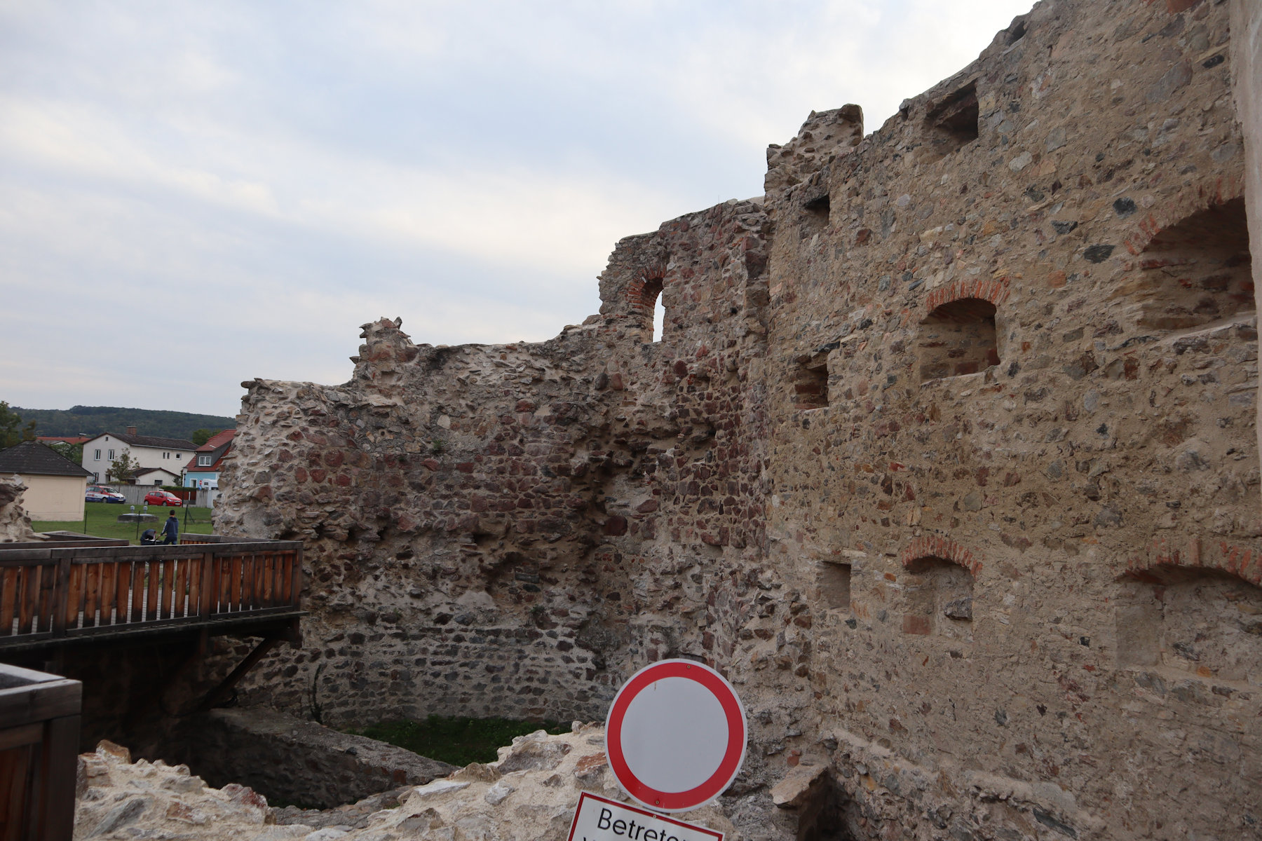 Reste des im 4. Jahrhundert an der Westseite des Kastells errichteten Turmes in Mautern