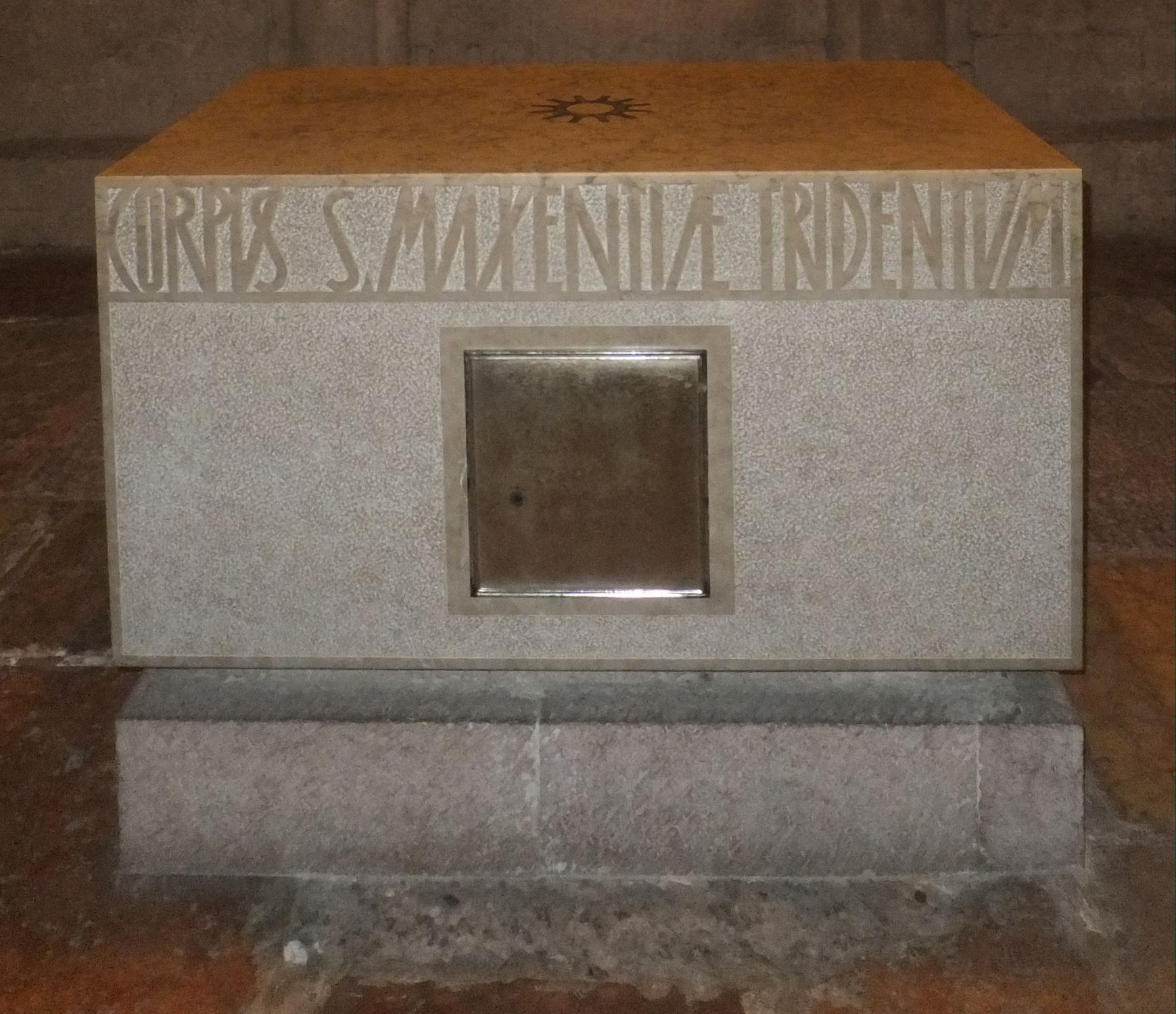 Maxentias Sarkophag in der Unterkirche des Domes in Trient