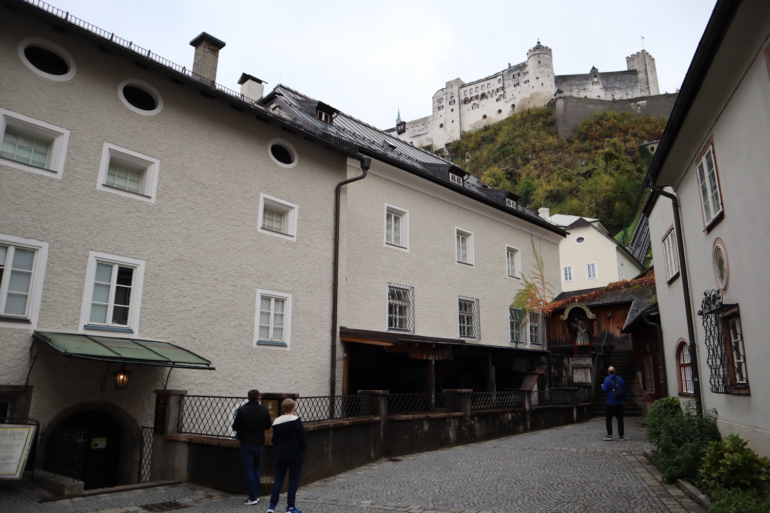 Wirtschaftsgebäude des Klosters St. Peter in Salzburg, darüber die Festung Hohensalzburg