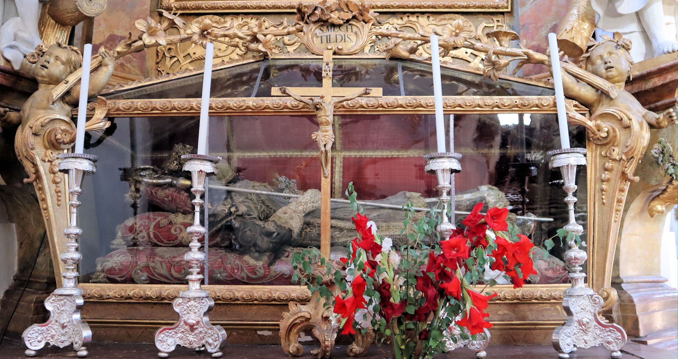 Glasschrein mit Mechthildis' Gebeinen, im Marienmünster in Dießen