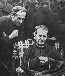 Michele Rua (stehend) im Gespräch mit Don Bosco am 3. Mai 1886 in Barcelona