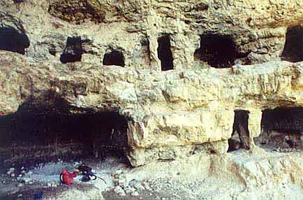 Pepouza, der lange verschollenen Hauptsitz der Montanisten, wo sie die Herabkunft des himmlischen 'neuen Jerusalems' erwarteten, durch eine archäologische Entdeckung im Jahr 2001 in einem unzugänglichen Flusstal südlich der Stadt Usak heutigen Türkei wieder gefunden