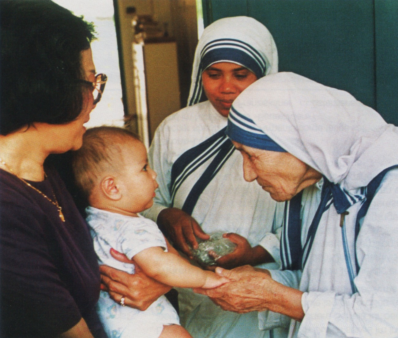 Mutter Teresa 1993 in einem Kinderheim in Singapur