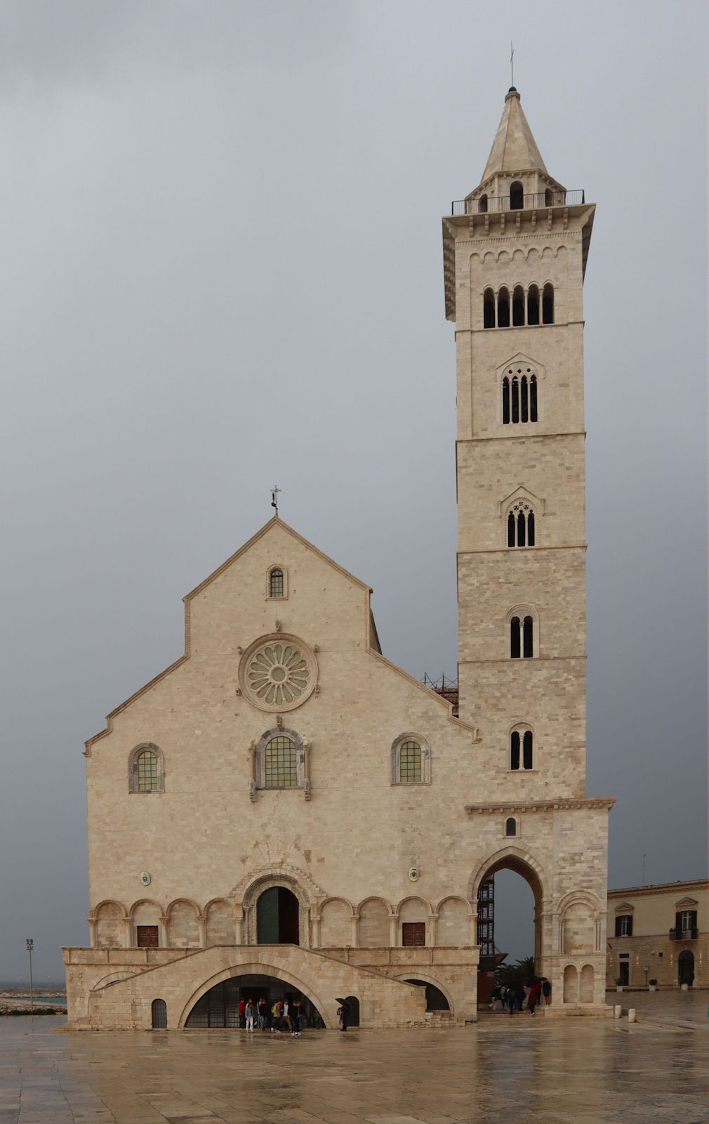 Kathedrale in Trani, erbaut über der früheren Kirche Santa Maria della Scala, der heutigen Unterkirche