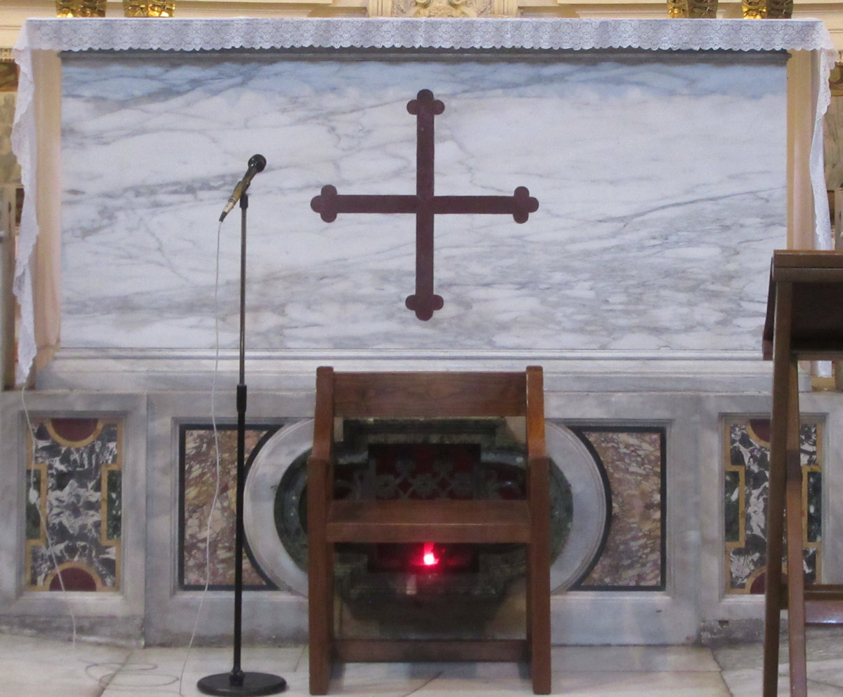 Altar mit den Gebeinen der „Quattuor Coronati”, in der Kirche Santi Quattro Coronati
