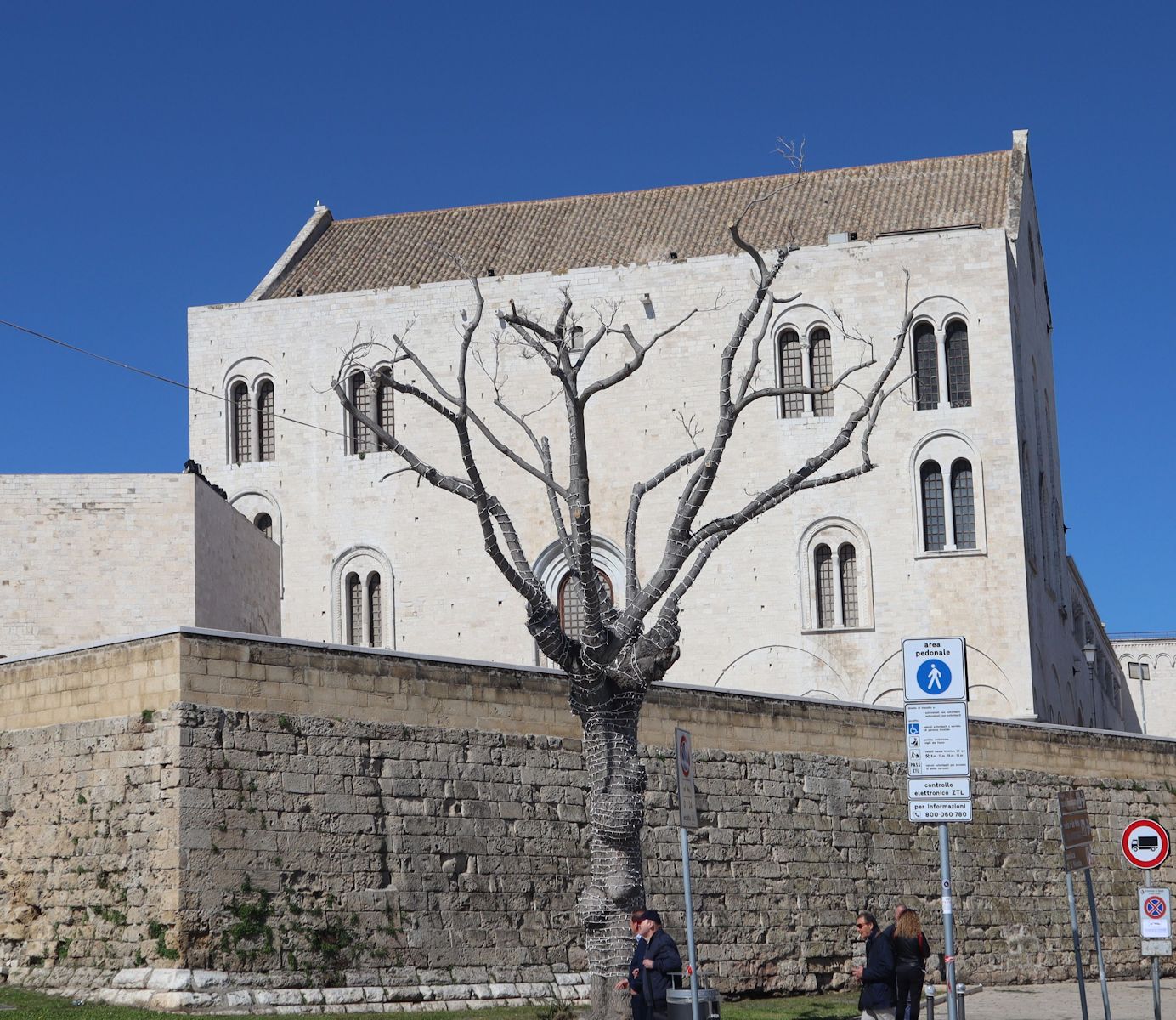 Die dem Meer zugewandte Ostfasssade der Nikolaus-Basilika in Bari