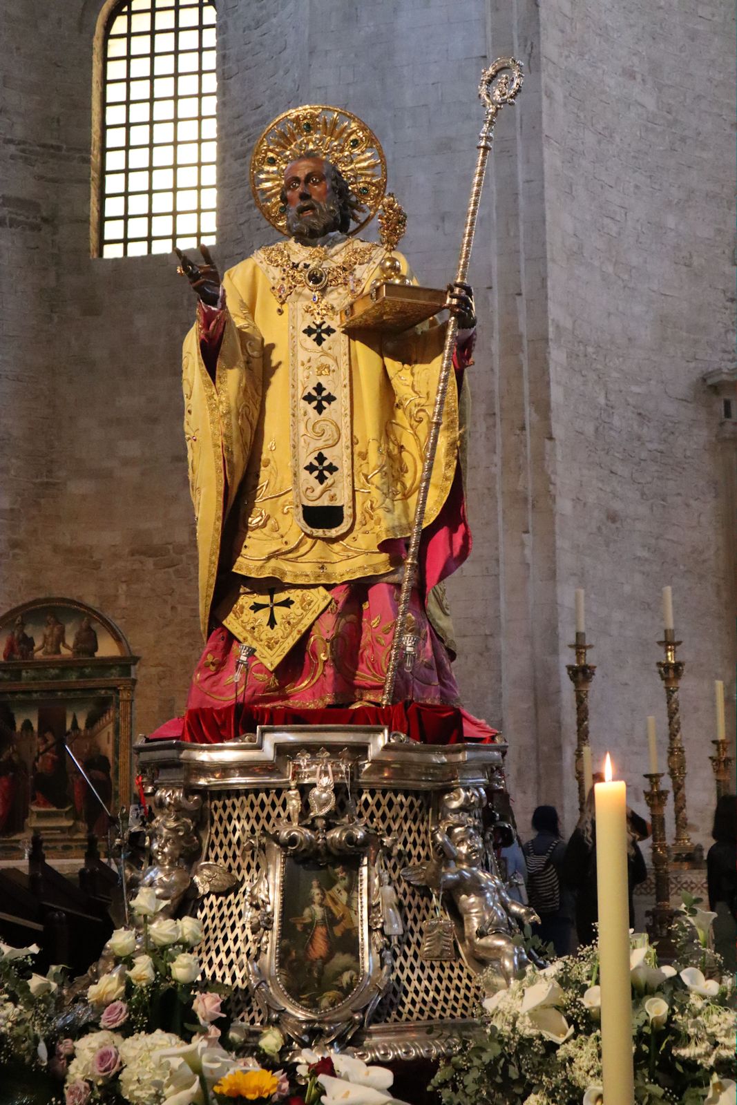 Statue in der Nikolaus-Basilika in Bari