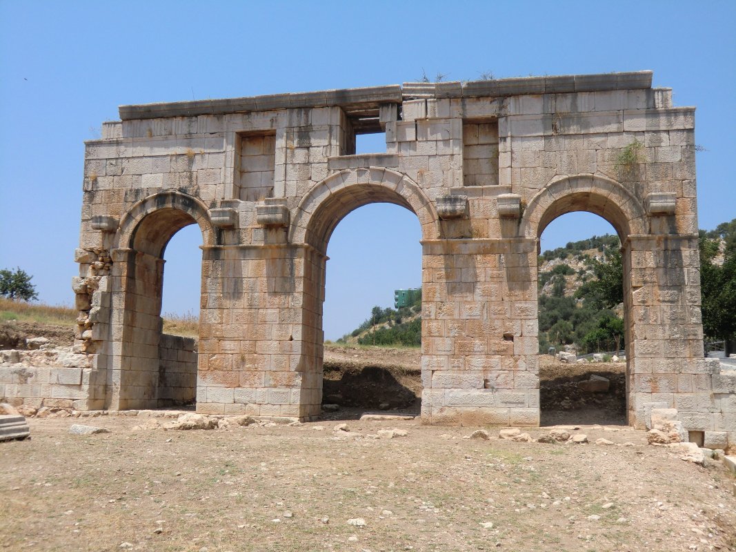 Wiederaufgebautes Stadttor in Patara, erbaut zu Ehren des Statthalters Mettius Modestus, der um 100 die damalige Hauptstadt von Lykien regierte