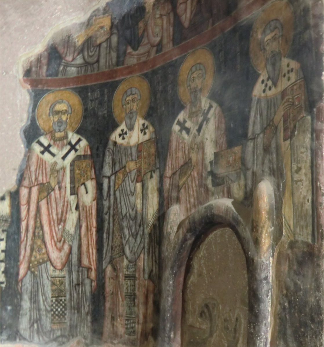 Nikolaus (links) mit weiteren Bischöfen, 11. Jahrhundert, in der Kirche des Klosters in Gümüsler bei Niğde