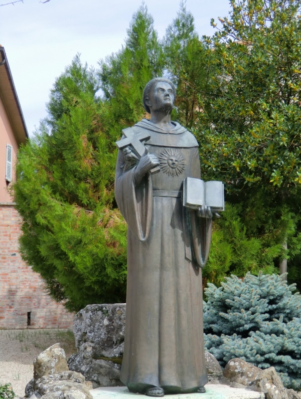 Statue an der Stelle von Nikolaus Geburtshaus in Sant' Angelo in Pontano, zum 650. Todestag 1955 von der Kommune und Bevölkerung errichtet