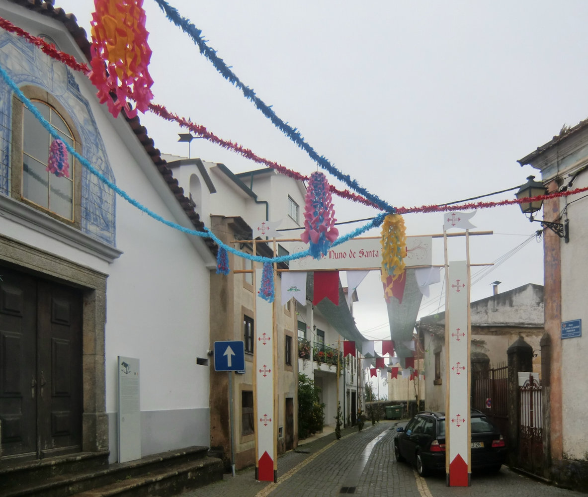 Straße in Cernache do Bonjardim, in der Nonius angeblich geboren wurde, geschmückt zur Feier des sechsten Jahrestages der Heiligsprechung