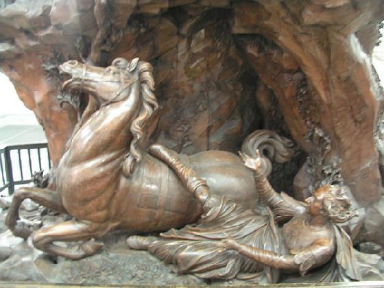 Skulptur: Norberts Bekehrung, nachdem er vom Pferd gefallen war, am Fuß der Kanzel der Rumbold-Kathedrale in Mechelen