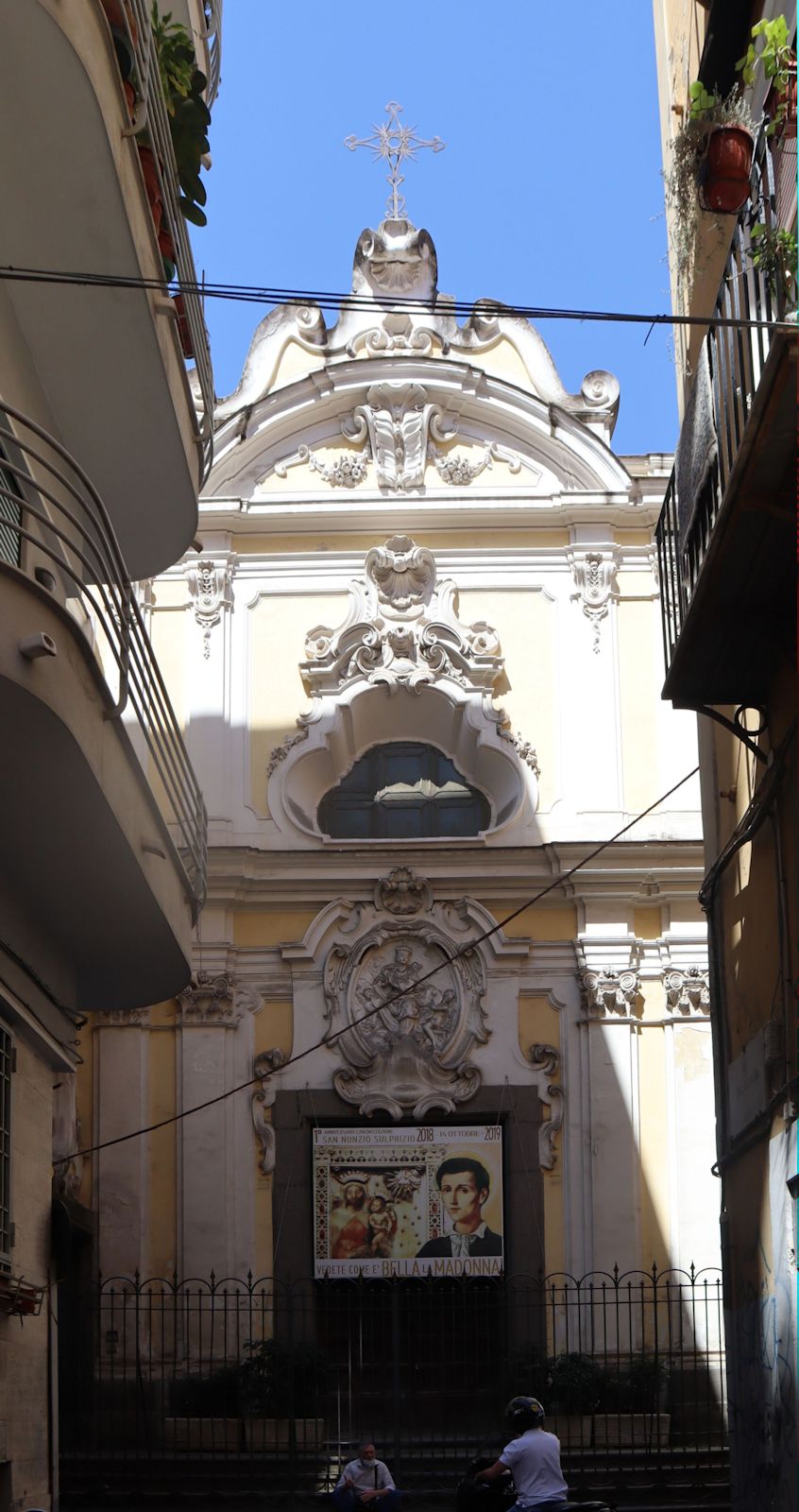 Kirche Santa Maria Avvocata in Neapel mit Banner zu Nunzios Heiligsprechung