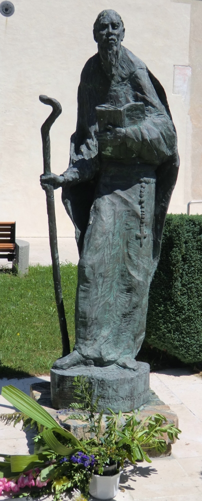 Bronzestatue vor der Oderich geweihten Pfarrkirche in Villanova bei Pordenone