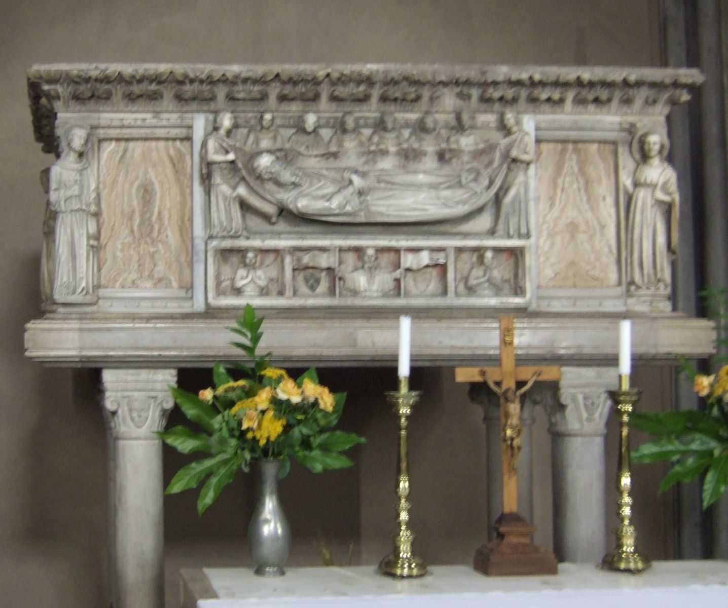 Oderichs Sarkophag, 1331/1332, restauriert durch den Architekten Cesare Miani, in der Kirche Beata Vergine del Carmine in Udine