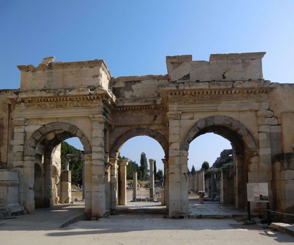 Südtor der Agora in Ephesus, gebaut im 2. Jahrhundert v. Chr., 1982 - 1988 wieder aufgebaut