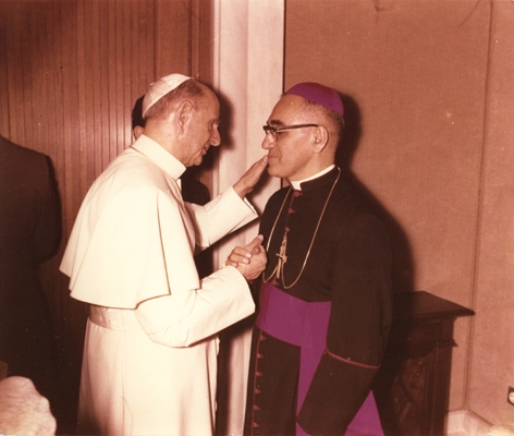 Oscar Romero mit Papst Paul VI., wohl 1977