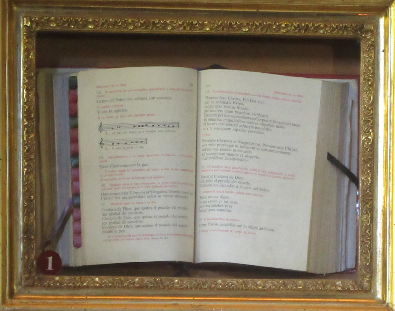 Das Messbuch, das Romero benutzte in der Messe, bei der er ermordet wurde, ausgestellt in der Kirche San Bartolomeo all'isola in Rom, die seit 2002 Gedenkstätte der Märtyrer des 20. Jahrhunderts ist