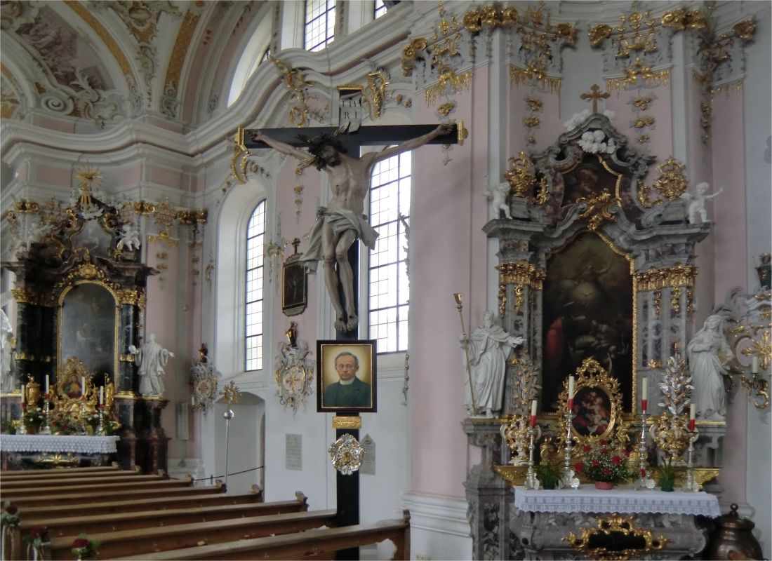 Kruzifix von J. Schnegg mit Neururers Bild in der Kirche in Götzens
