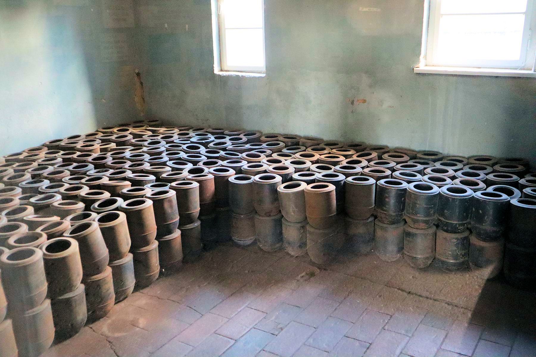 Urnen im ehemaligen Konzentrationslager Buchenwald. Sie wurden zuletzt ausgeleert und immer wieder benutzt.