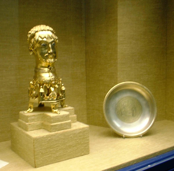Geschenke von Kaiser Friedrich Barbarossa an Otto von Cappenberg, der sein Taufpate war: Statue des Kaisers und eine silberne Schüssel, in der die Taufe dargestellt ist; aufbewahrt in der Stiftskirche Cappenberg