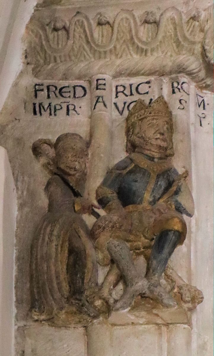 Kaiser Friedrich I. mit einem Bischof, wohl Otto, am inneren Portal des Domes in Freising