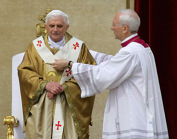 Papst Benedikt mit Pallium